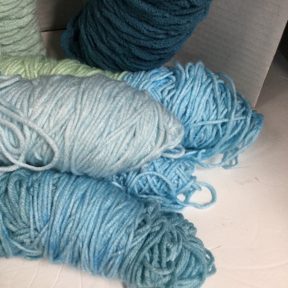 Bernat Blanket O’Go Yarn Chenille (2) wine/Green Caron Big Donut O’Go (2) Mint - Picture 3 of 7